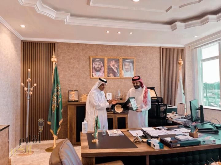 نادي الغد يمنح العضوية الشرفية لأمين الغرفة التجارية بتبوك