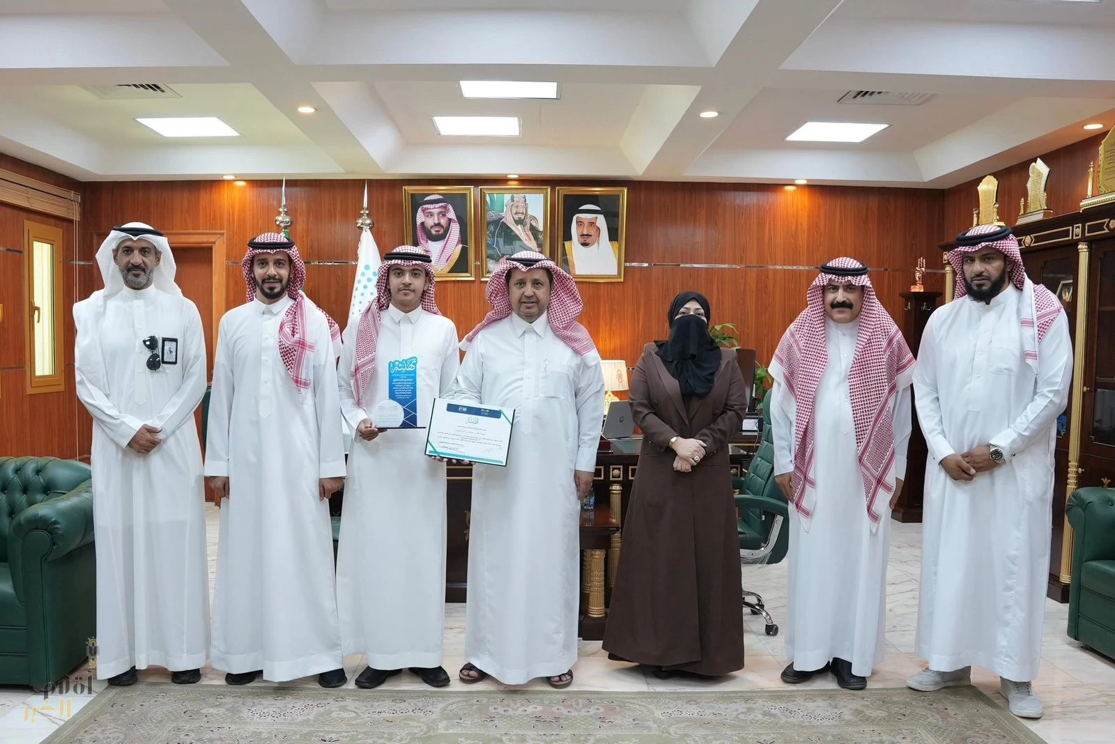 مدير تعليم الجوف يكرم الطالب العنزي لحصوله على المركز الثالث على مستوى المملكة في جائزة الأميرة صيتة