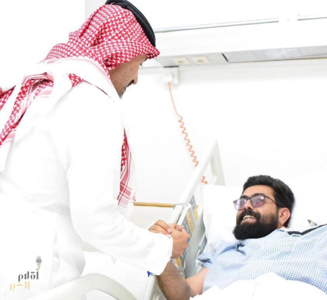 مدير عام فرع الهيئة بمنطقة الباحة يزور أحد منسوبي الهيئة بعد تعرُّضه لحادث سير