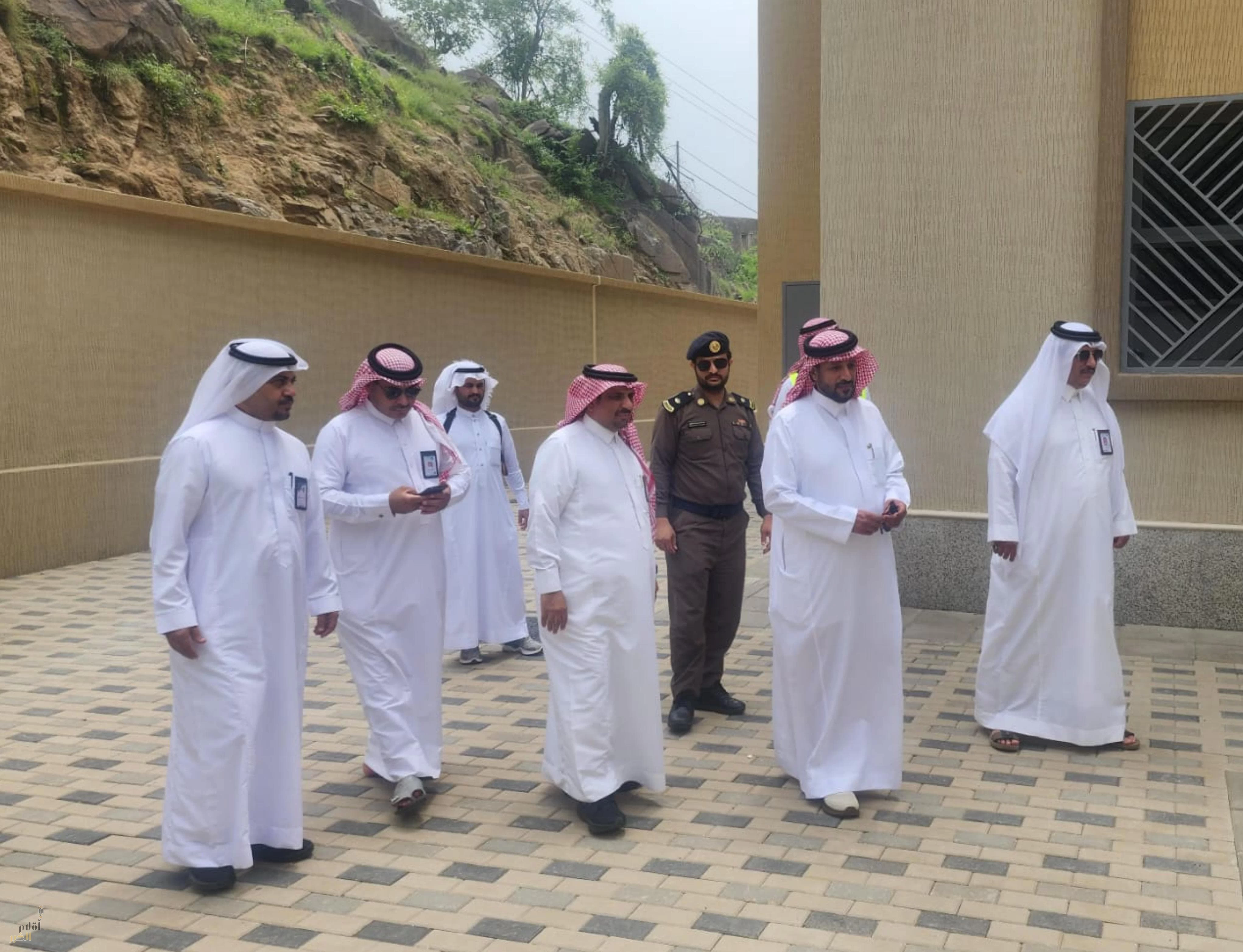 محافظ فيفاء يتفقد المجمع التعليمي للبنات بالعدوين