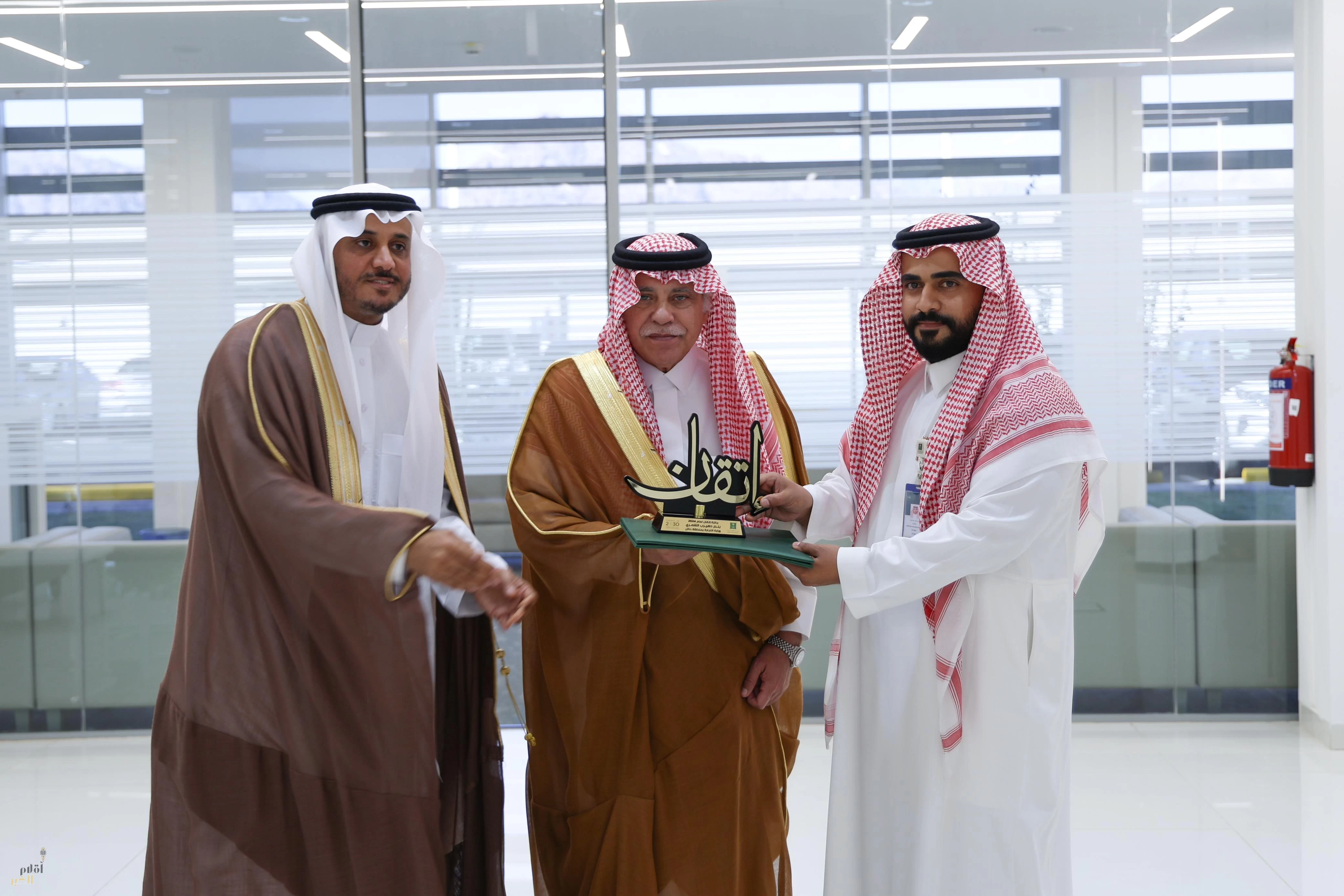 القصبي يقف على أعمال فرع الوزارة والمركز السعودي للأعمال بمنطقة حائل ويكرم الموظفين المتميزين