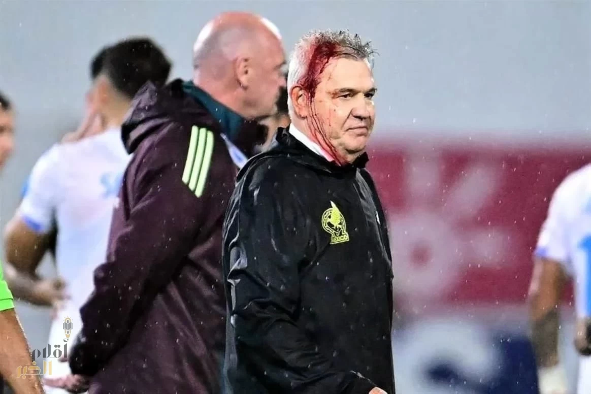 الجماهير تعتدي على مدرب المنتخب المكسيكي بعد الخسارة من هندوراس 