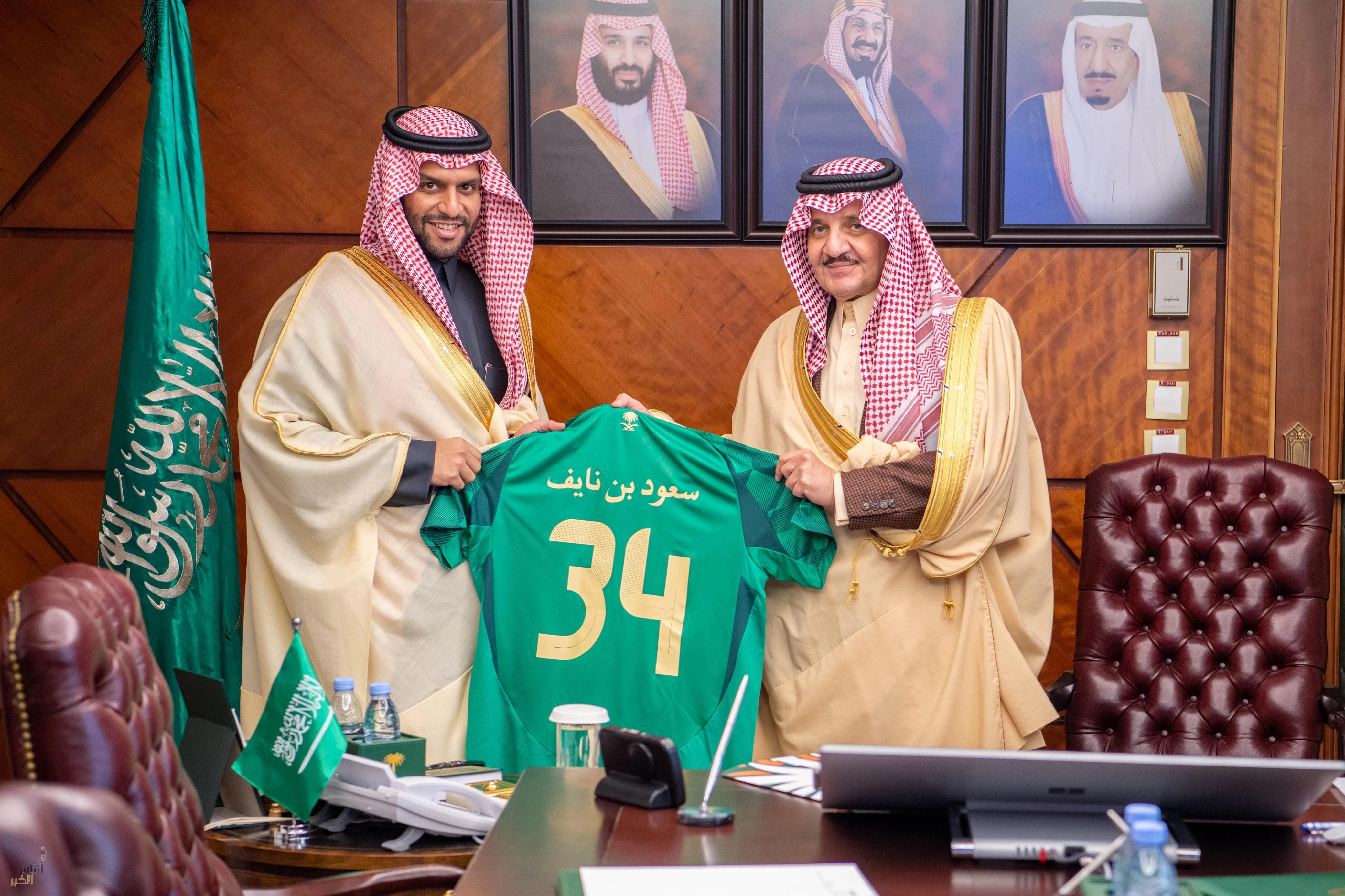 أمير الشرقية يستقبل أعضاء مشروع "توثيق تاريخ كرة القدم السعودية