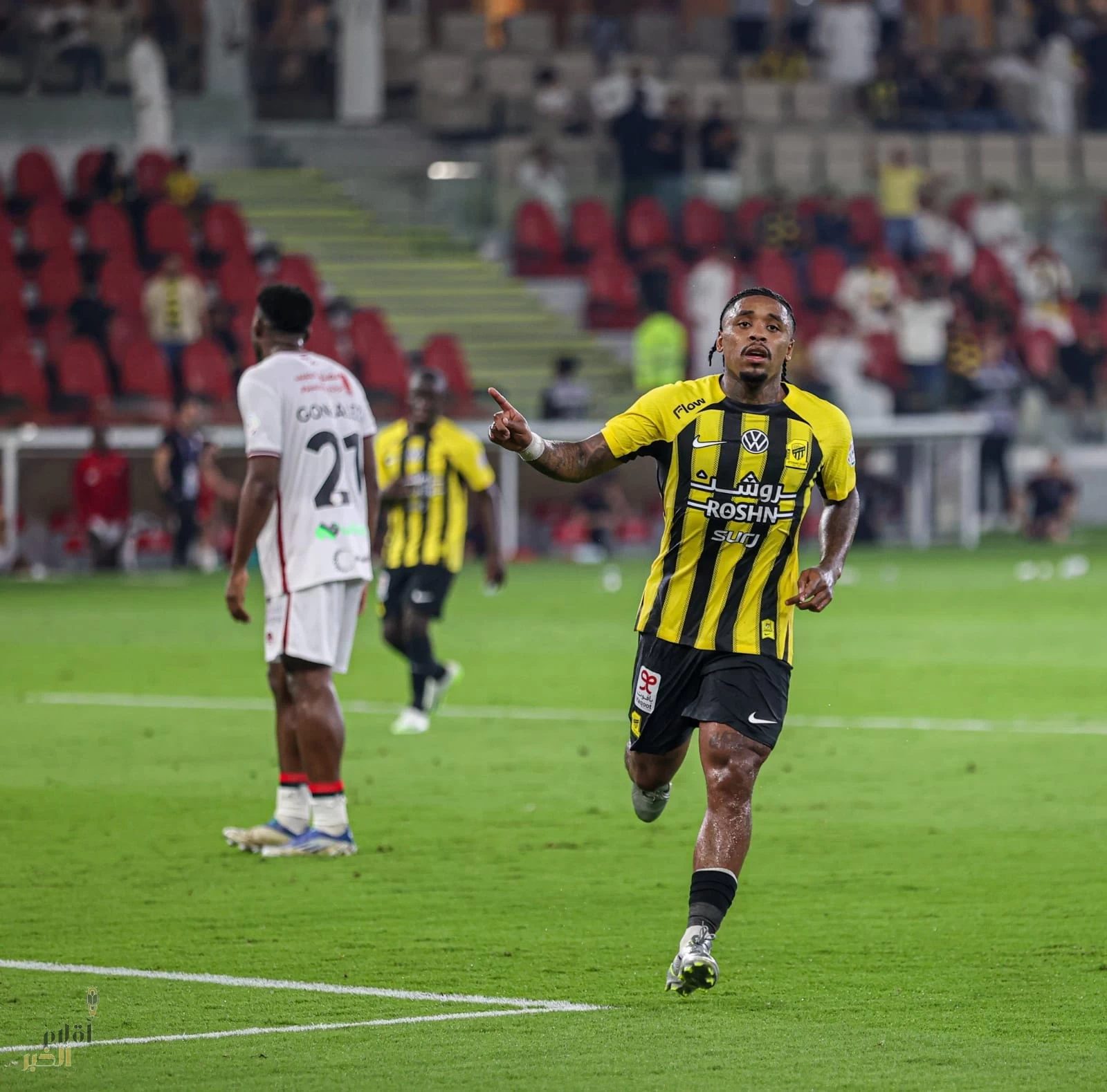 الاتحاد يكتسح الرائد ويشارك الهلال الصدارة