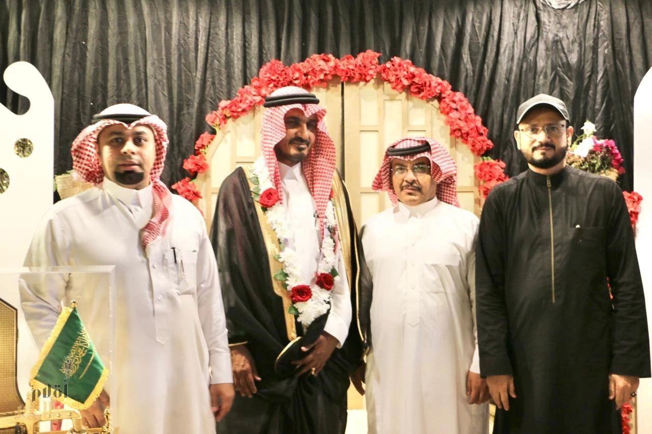منسوبو مستشفى إرادة والصحة النفسية بجازان يكرمون زميلهم المتقاعد "محمد ضيف الله العقيلي"