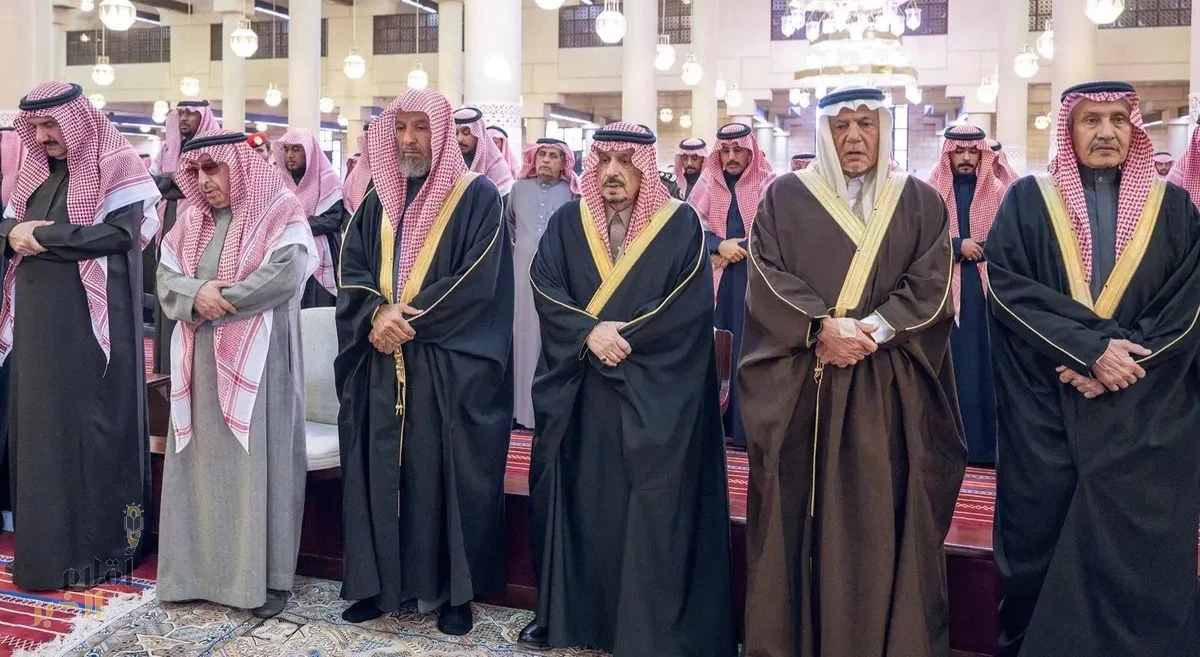 أمير منطقة الرياض يؤدي صلاة الميت على صاحب السمو الملكي الأمير عبدالعزيز بن مشعل بن عبدالعزيز