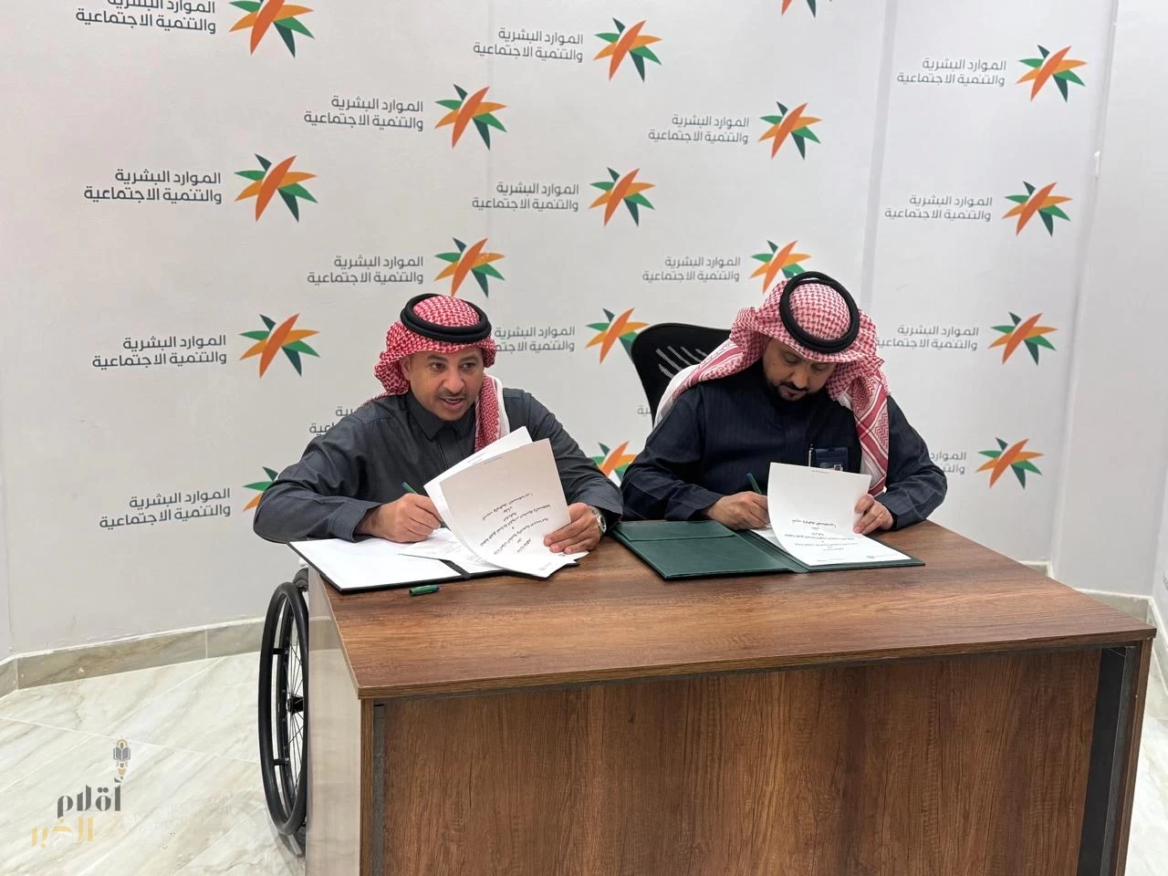 "طويق " توقع اتفاقية مع الموارد البشرية بالرياض