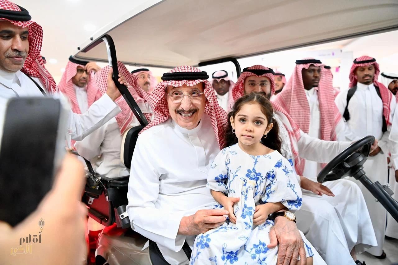 أمير منطقة جازان يزور معرض جازان للكتاب ويطّلع على برامجه الثقافية 