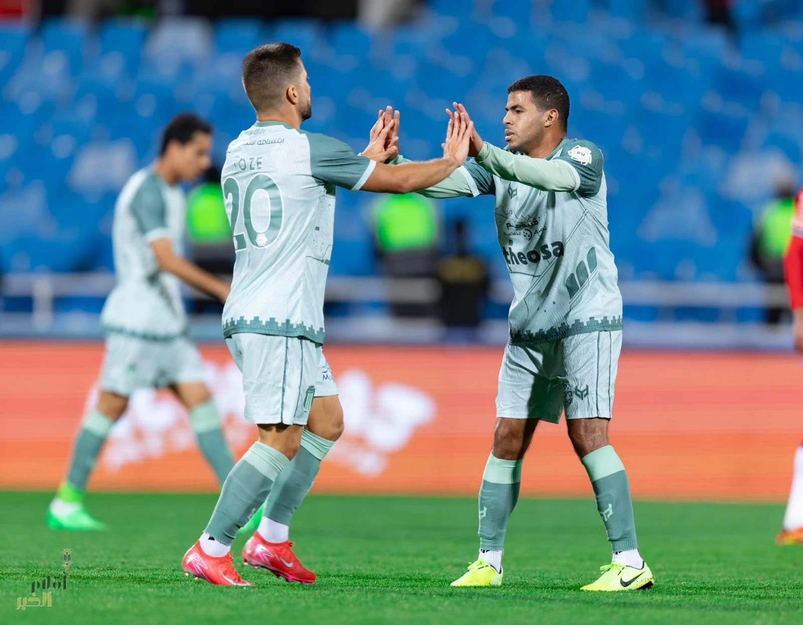 الرائد يقسو على الرياض بثلاثية رغم النقص العددي