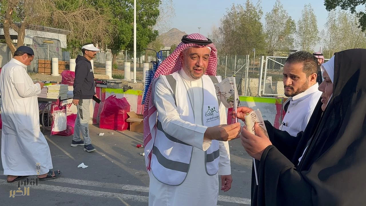 فريق رفادة التطوعي بمكة يحتفل بيوم التأسيس مع المعتمرين والزوار بمشعر عرفات 