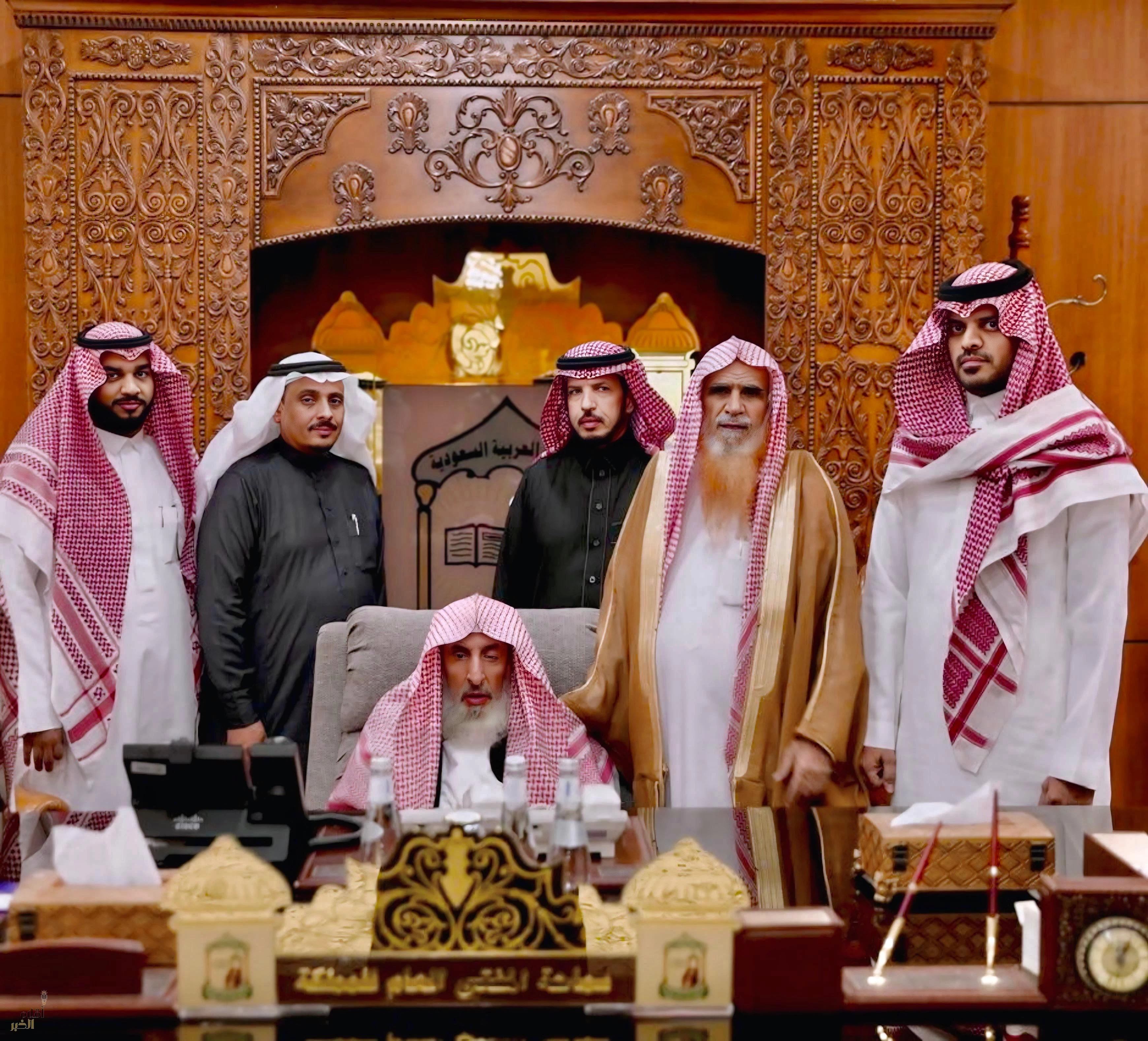 ‏سماحة المفتي يتسلم تقرير مبادرة اللحمة الوطنية دينٌ ومسؤولية من فرع الإفتاء بجازان