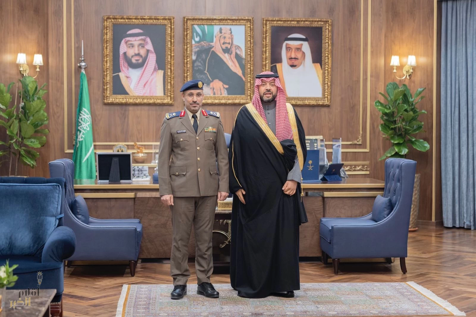 الأمير فيصل بن خالد يقلد مدير الدفاع المدني بمنطقة الحدود الشمالية رتبة لواء