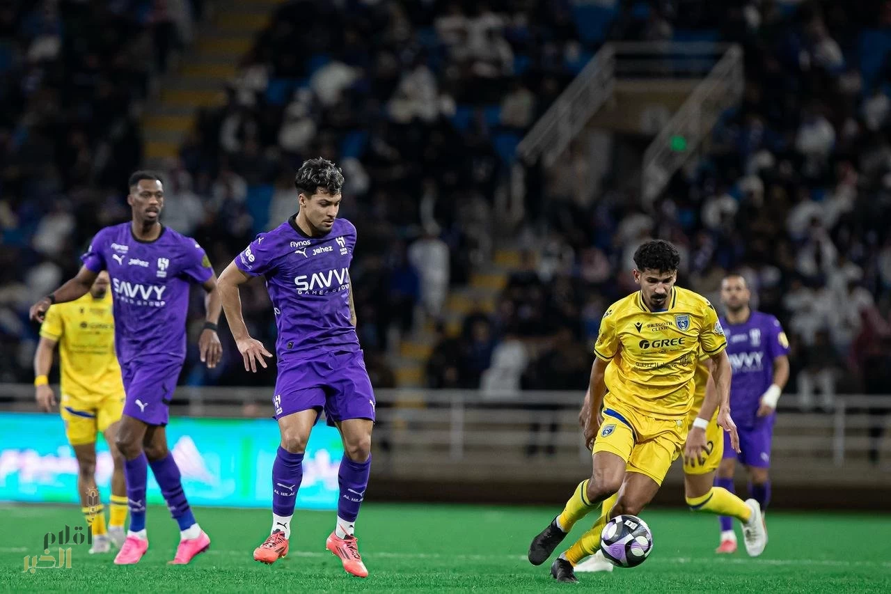الهلال يواصل مطاردة الاتحاد بثنائية في شباك التعاون