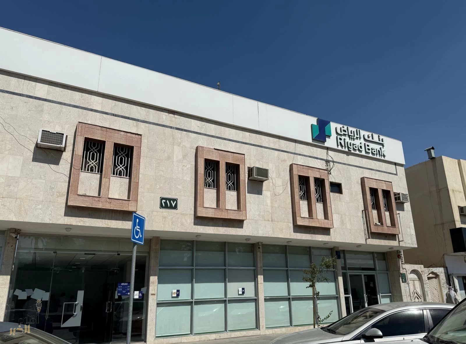 عملاء يستاؤون من بطء الخدمات في بنك الرياض فرع العزيزية 