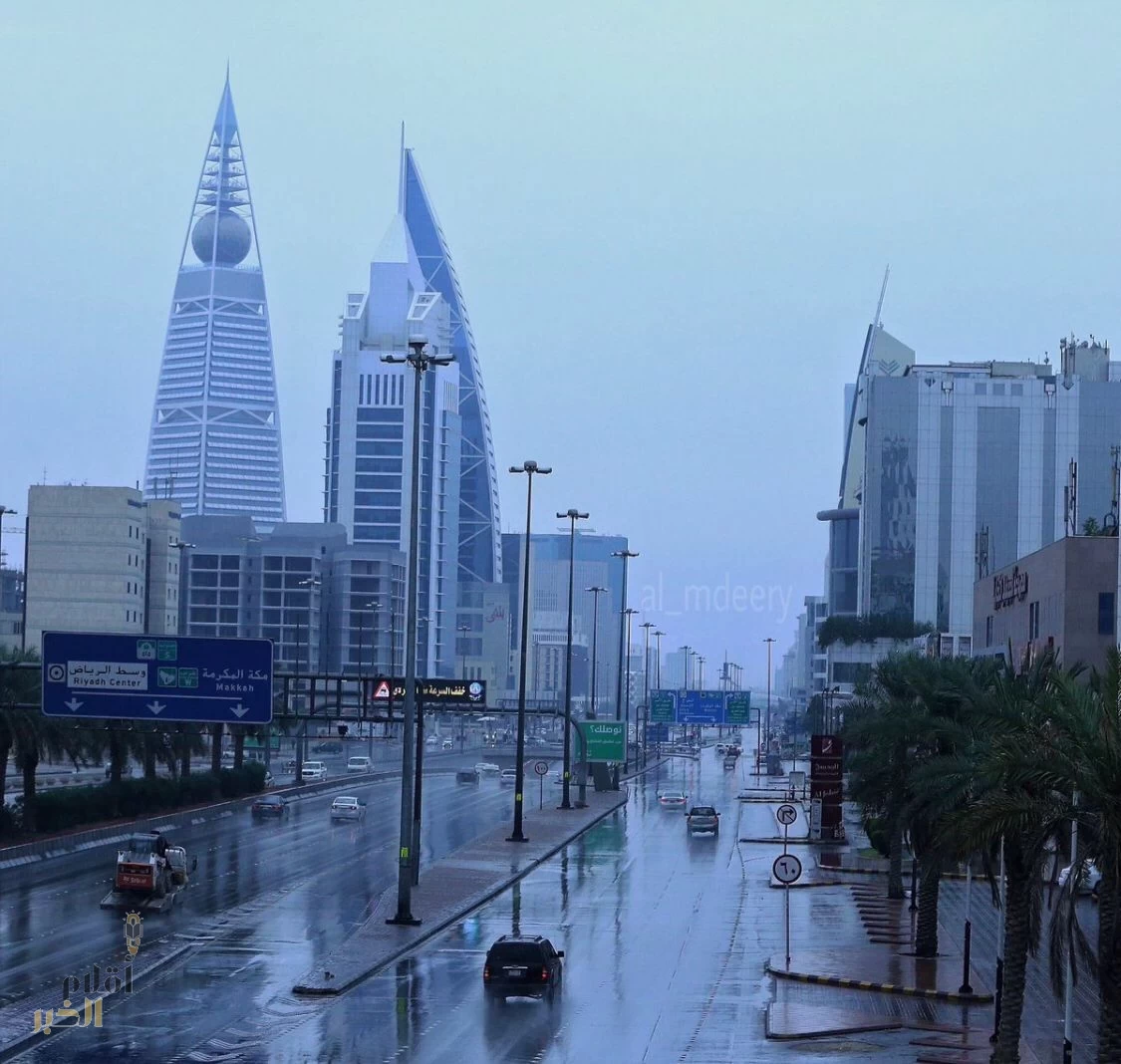 أمطار غزيرة تهطل على الرياض وتحذيرات من التقلبات الجوية 