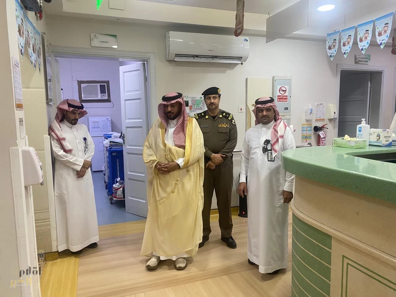محافظ فيفاء يعايد المرضى والعاملين بمستشفى فيفاء العام