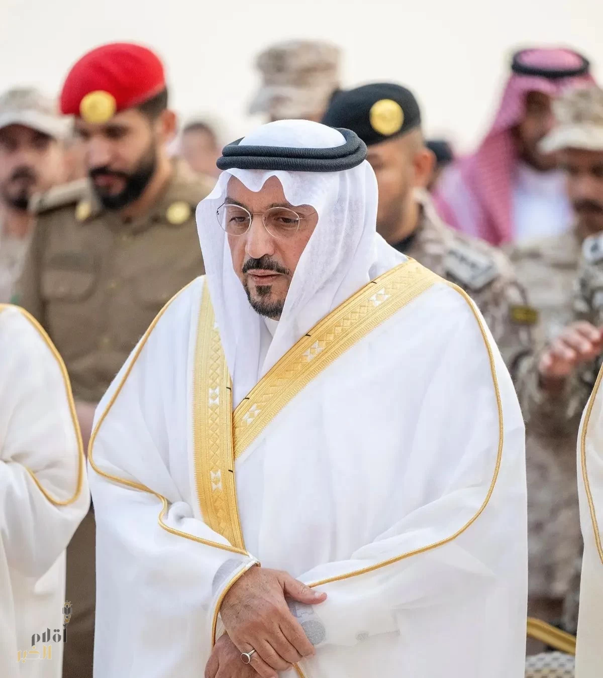 أمير القصيم يؤدي صلاة عيد الفطر