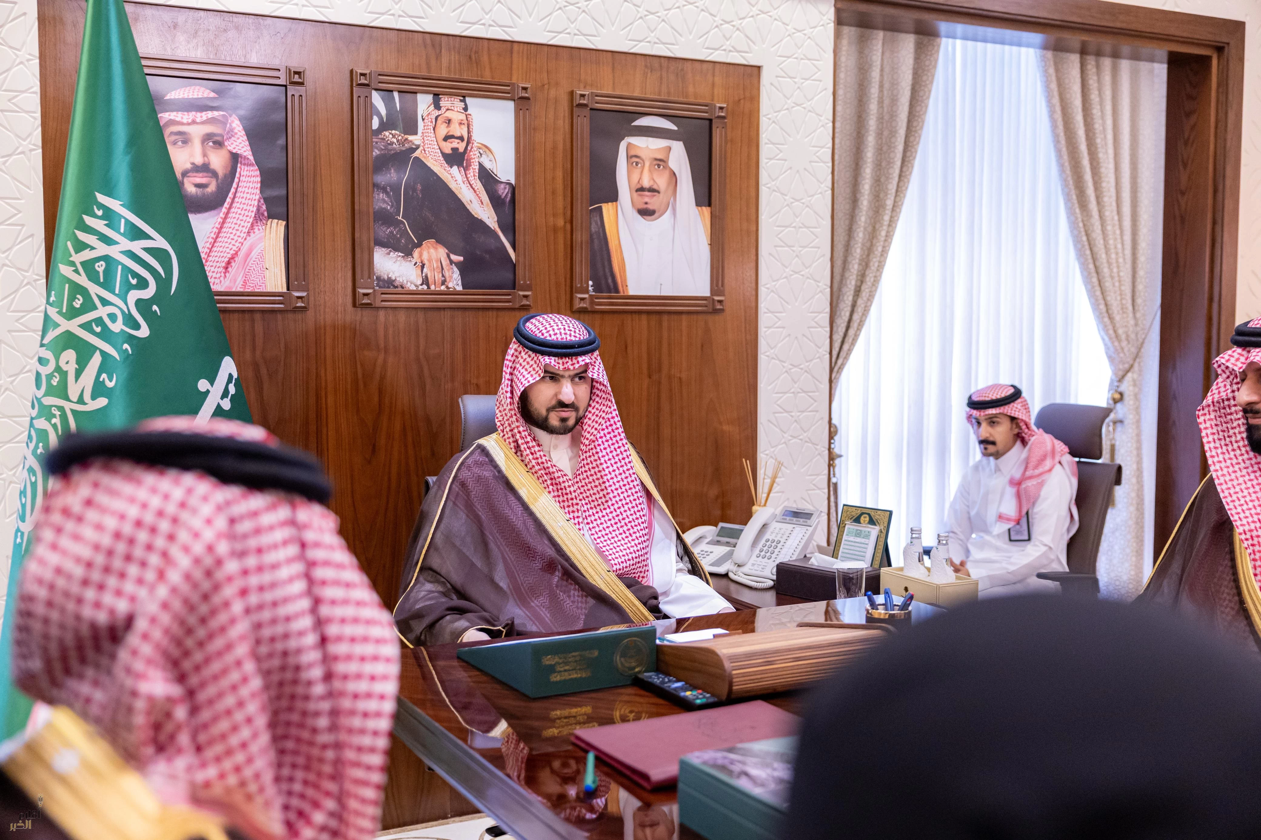 نائب أمير الشرقية يلتقي مجلس إدارة جمعية طويق 