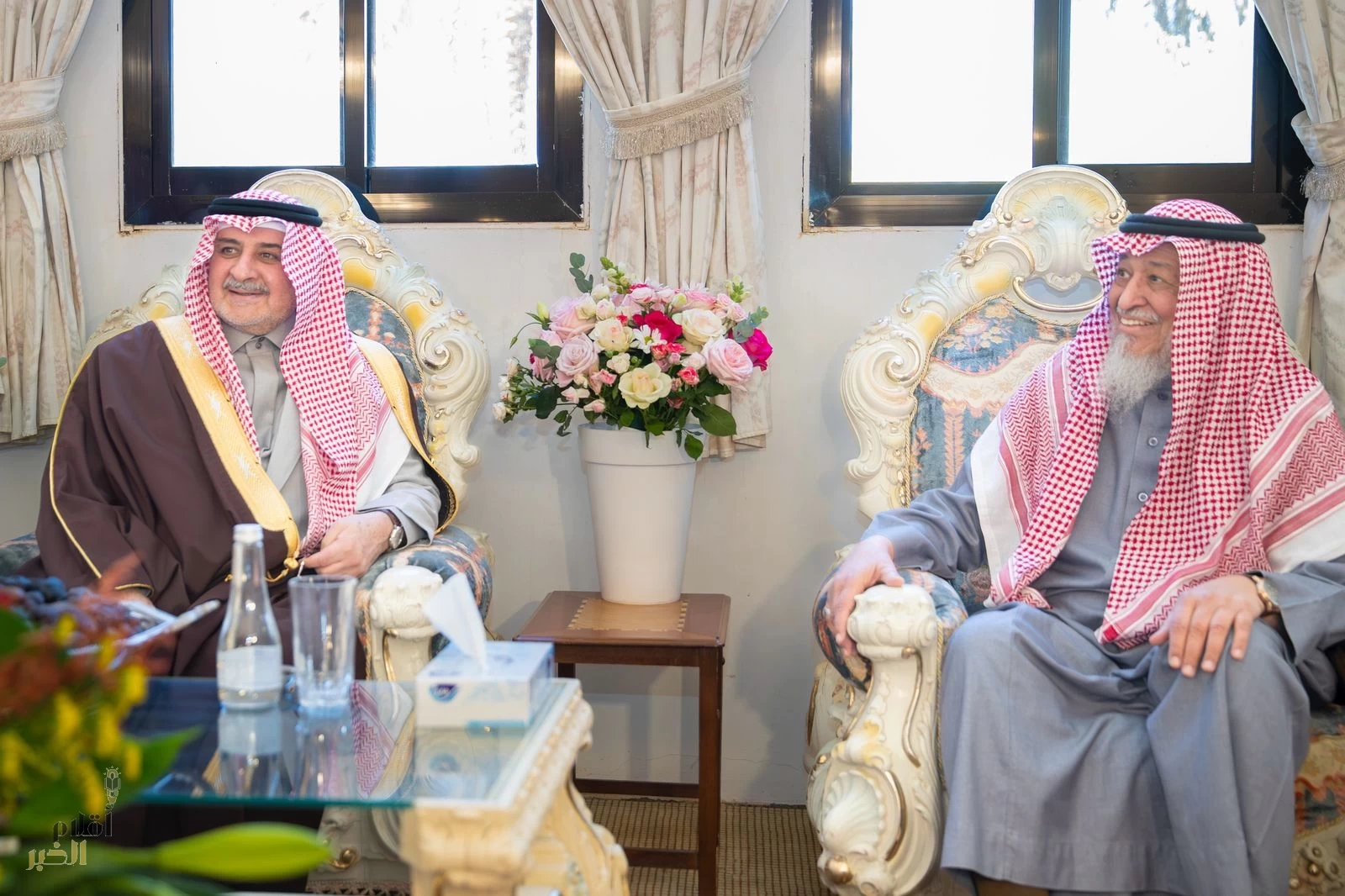 أمير تبوك يزور الشيخ محمد الشعلان وبن حرب والغريض في منازلهم للاطمئنان على صحتهم  