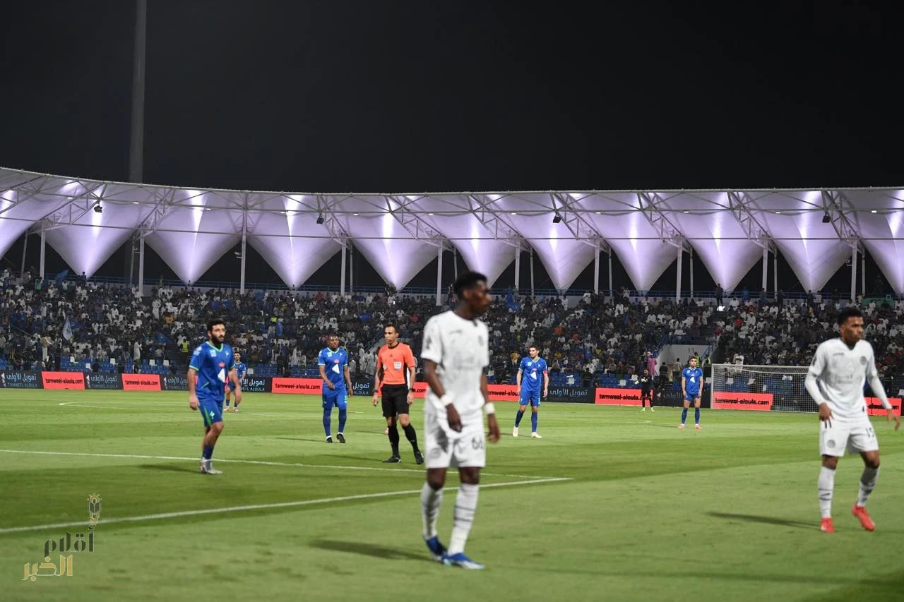 الفتح يبتعد عن الهبوط بثلاثية مثيرة في شباك الشباب