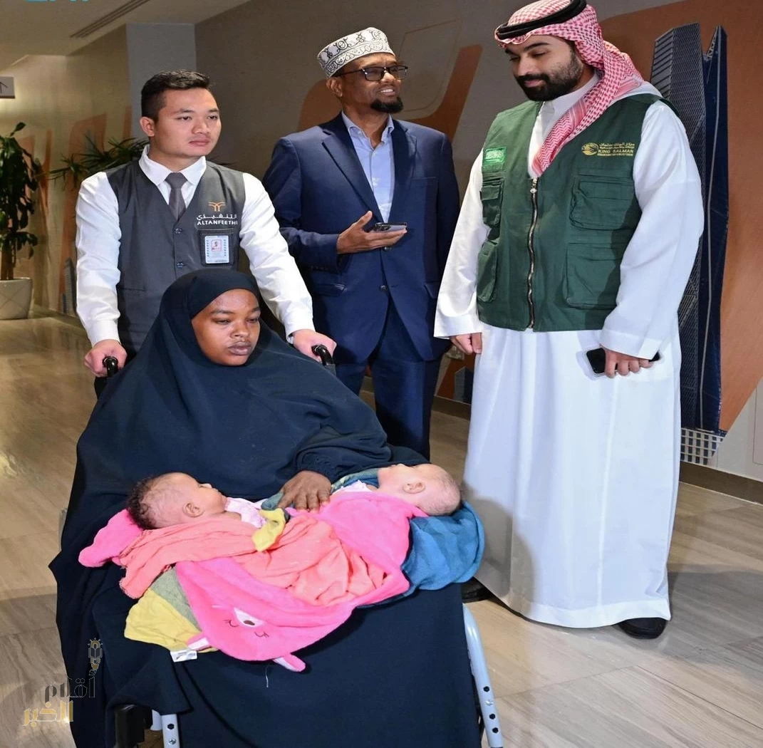 وصول التوأم الملتصق الصومالي "رحمة ورملا" إلى الرياض