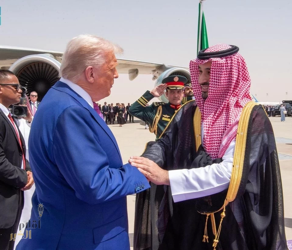 رئيس الولايات المتحدة الأمريكية يصل المملكة في زيارة دولة وسمو ولي العهد في مقدمة مستقبليه