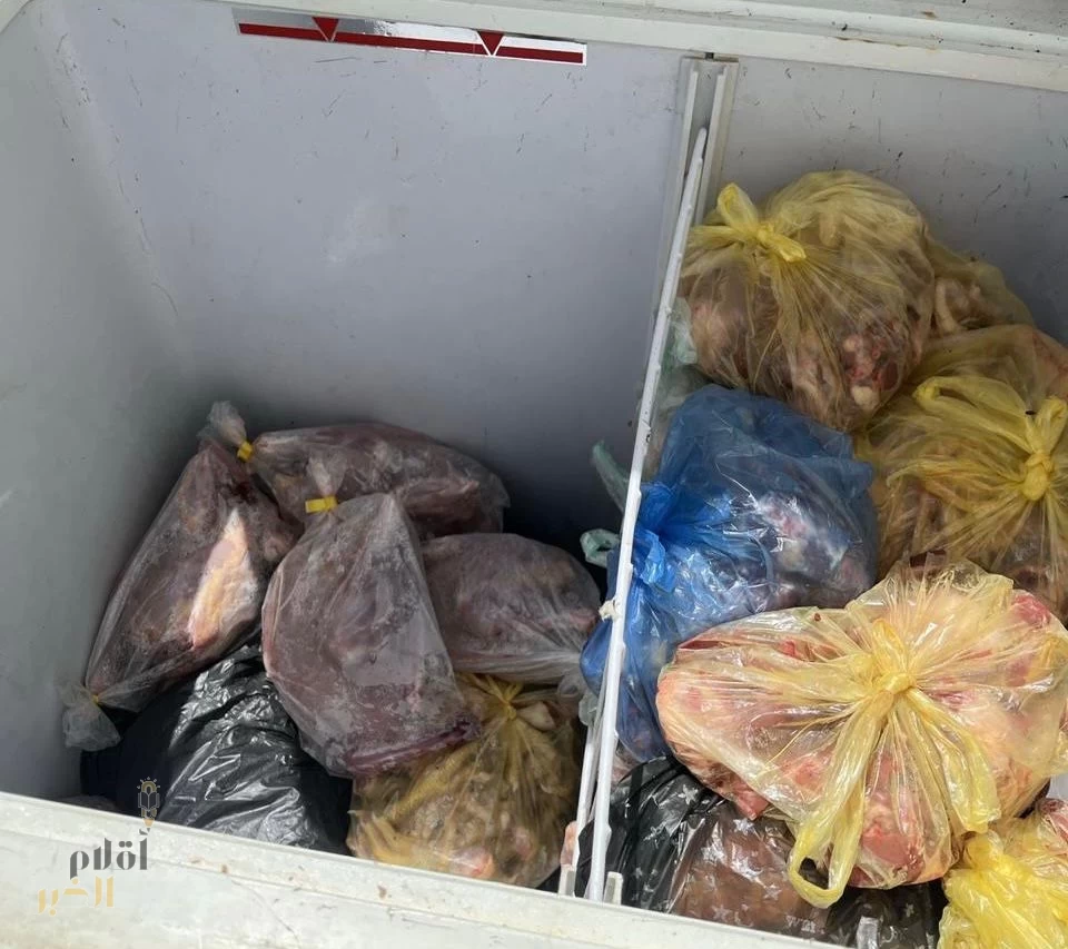 أمانة جدة تُغلق موقع مخالف يُمارس الذبح العشوائي للدواجن وسط حي سكني