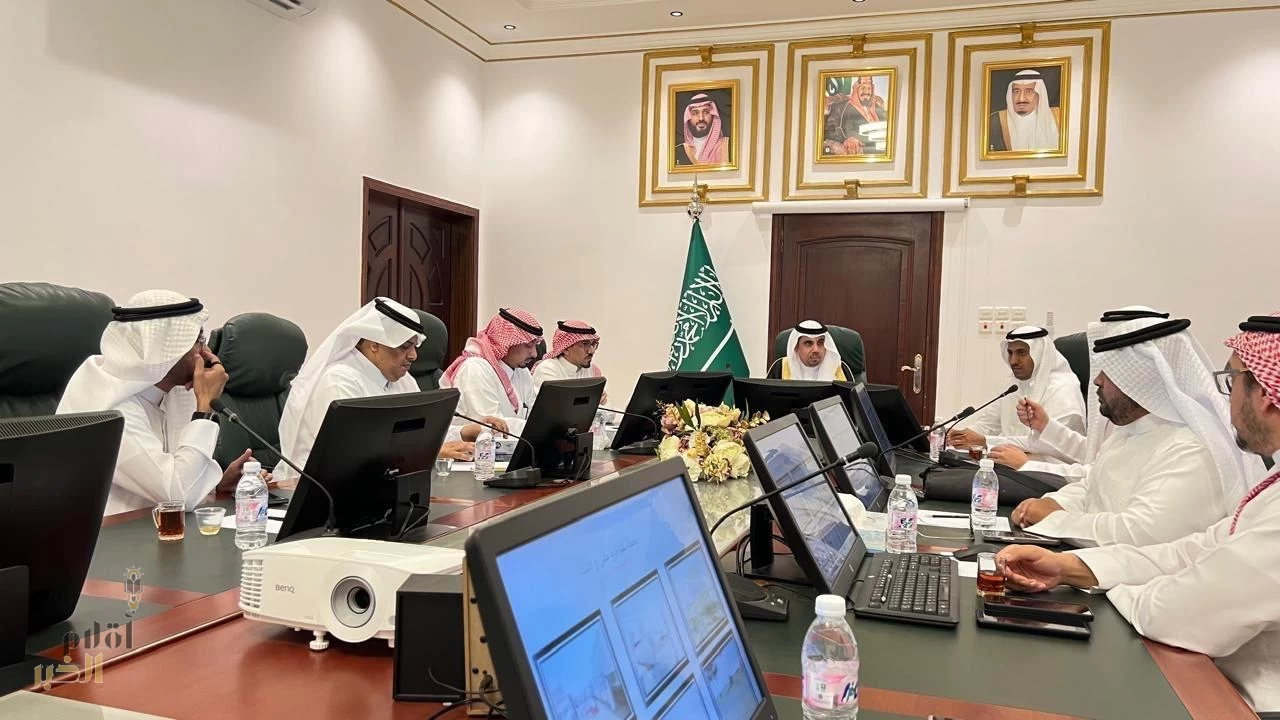 بيئة خليص تجتمع في مقر المحافظة مع هيئة تطوير منطقة مكة المكرمة والجهات الحكوميّة المشاركة.