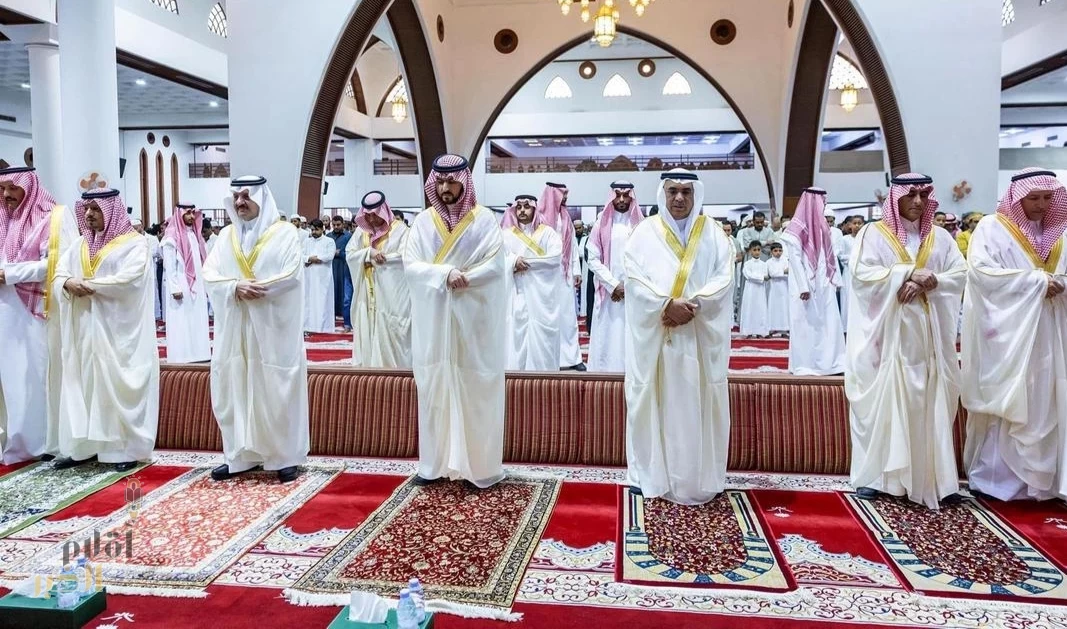 أمير المنطقة الشرقية ونائبه يؤديان صلاة عيد الأضحى