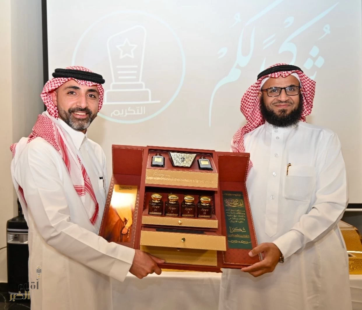 متوسطة السعودية بالخبر تقيم حفل تكريم للأستاذ إبراهيم الشهري بمناسبة تقاعده