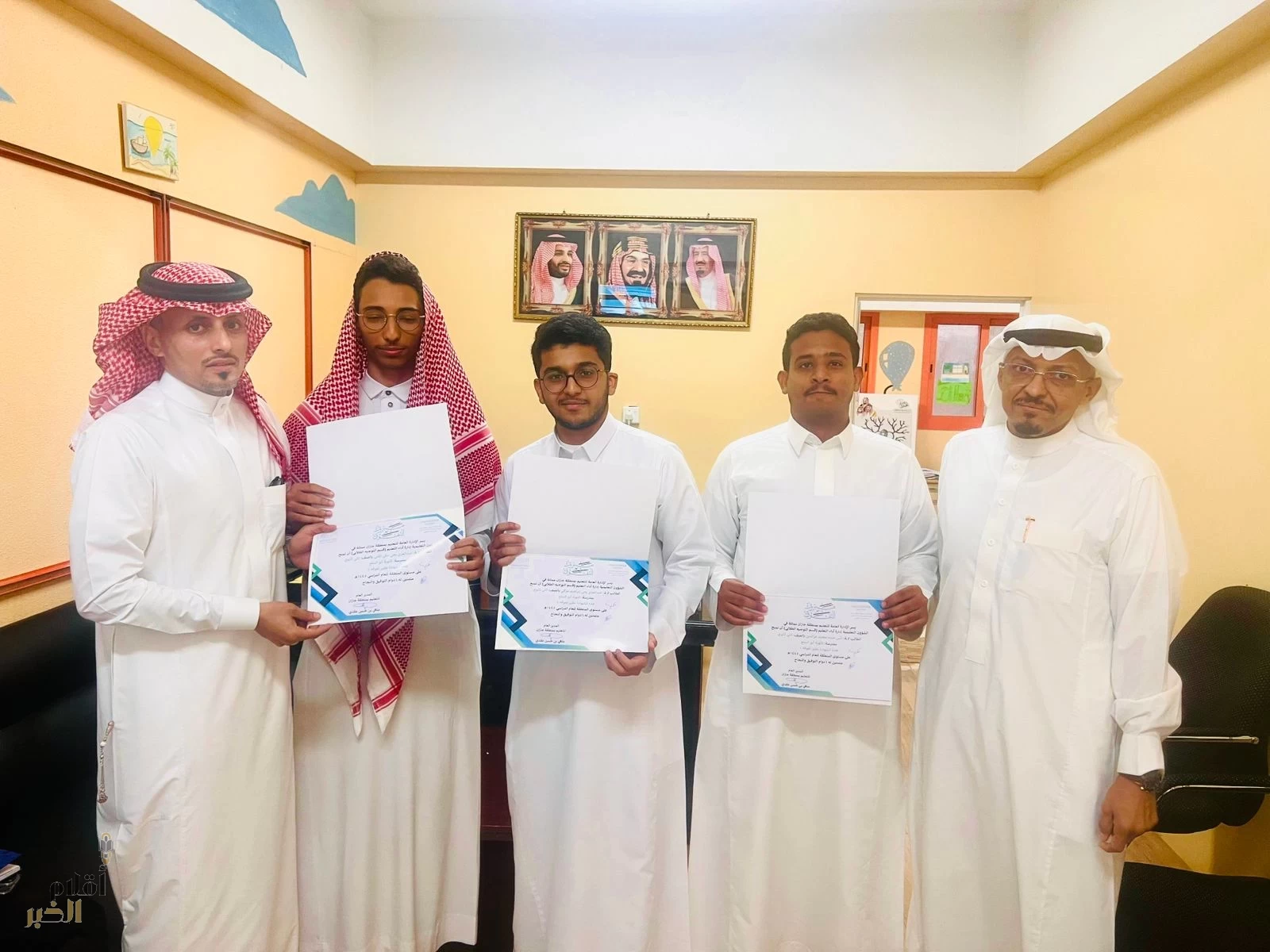 تعليم جازان يكرم ثلاثة من طلاب مدرسة أبو السلع الثانوية لتفوقهم على مستوى المنطقة