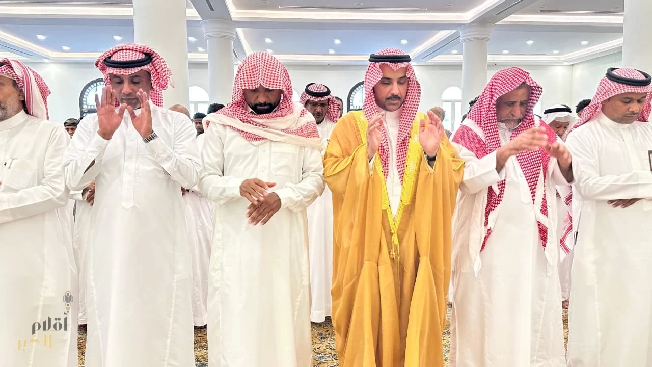 محافظ صبيا يشارك في الصلاة على الفقيد إبراهيم مقنع أحد منسوبي المحافظة السابقين