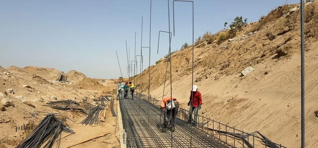 بلدية صبيا تواصل تنفيذ مشروع جدار الحماية لأبو القعايد
