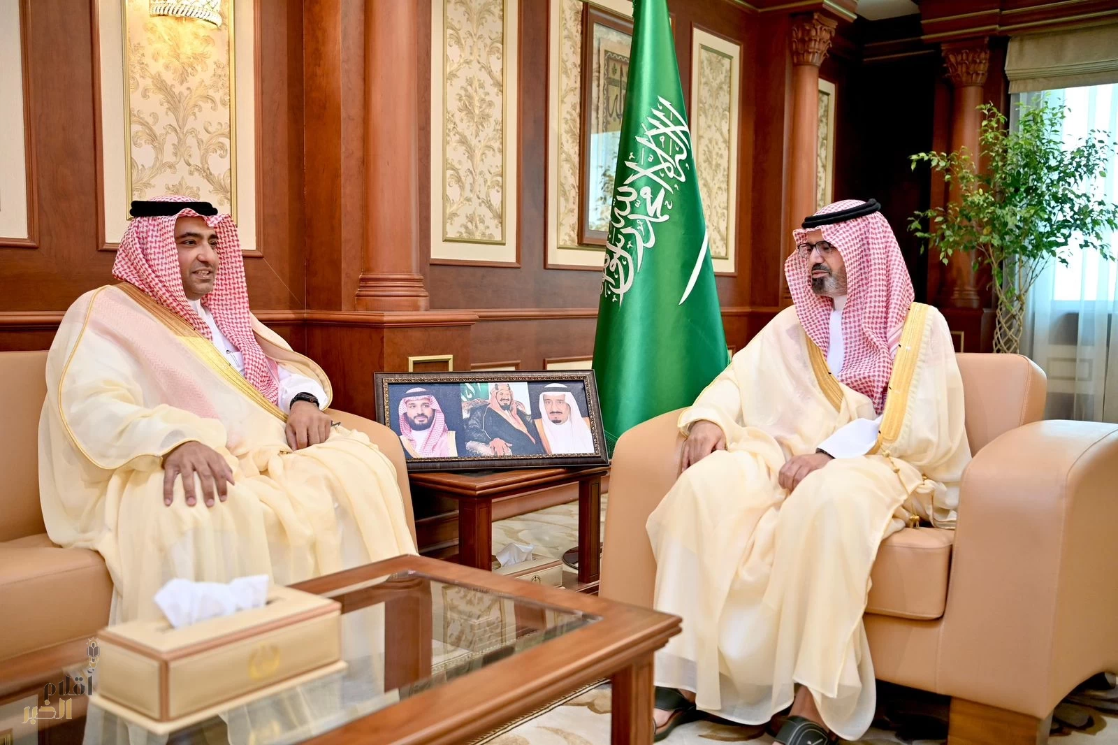 نائب أمير جازان يستقبل رئيس مجلس إدارة مؤسسة الملك عبدالله لوالديه للإسكان التنموي