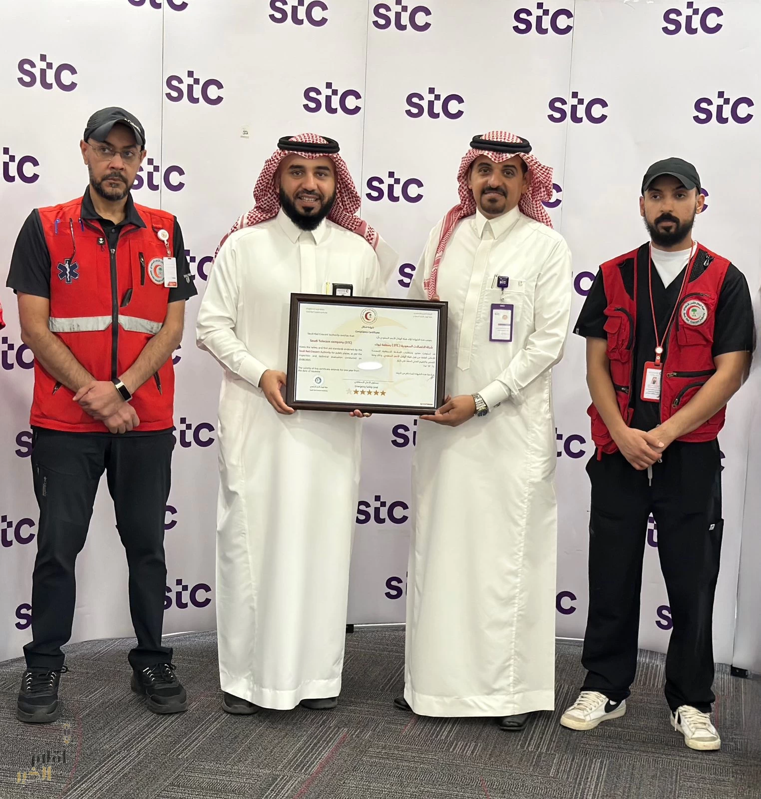 هيئة الهلال الاحمر تمنح شركة الاتصالات السعودية في تبوك شهادة الامتثال للسلامة