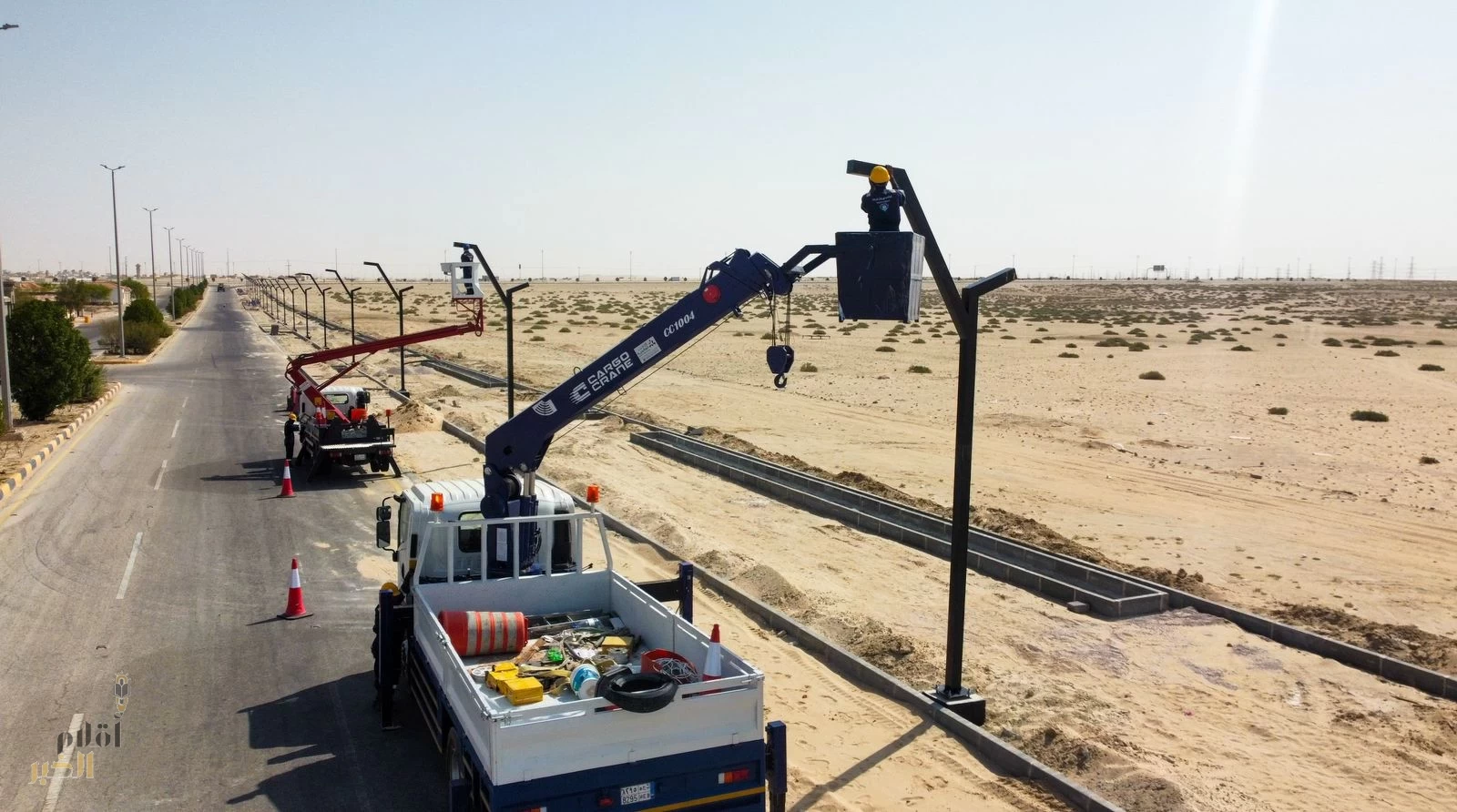 بلدية النعيرية تستكمل أعمال إنارة الممشى الرياضي بحي الروضة ضمن جهودها لتعزيز جودة الحياة