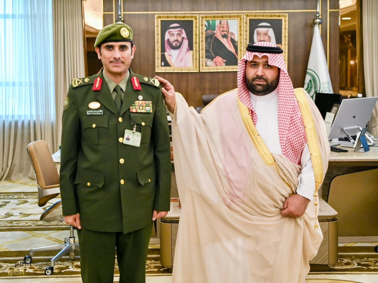 أمير جازان يقلّد مدير جوازات المنطقة رتبته الجديدة