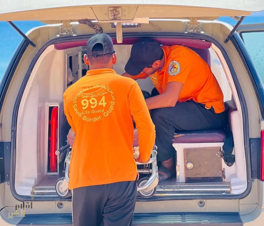 حرس الحدود بمنطقة تبوك ينقذ (3) مواطنين من الغرق أثناء ممارسة السباحة