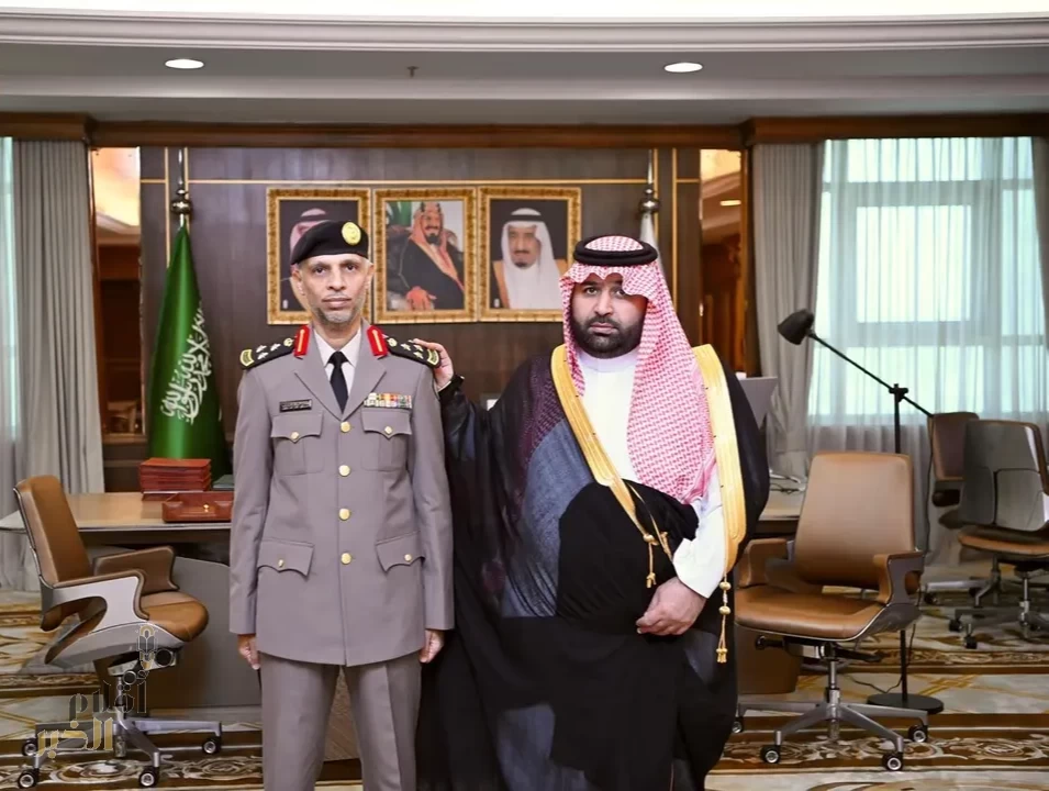 أمير جازان يُقلّد مدير مكافحة المخدرات بالمنطقة رتبته الجديدة