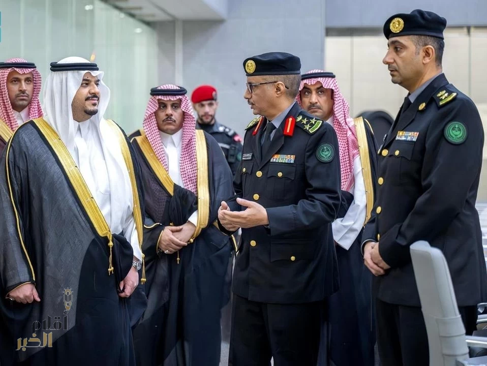 نائب أمير الرياض يزور مركز العمليات الأمنية الموحدة (911) بالمنطقة ويشيد بجهود رجال الأمن