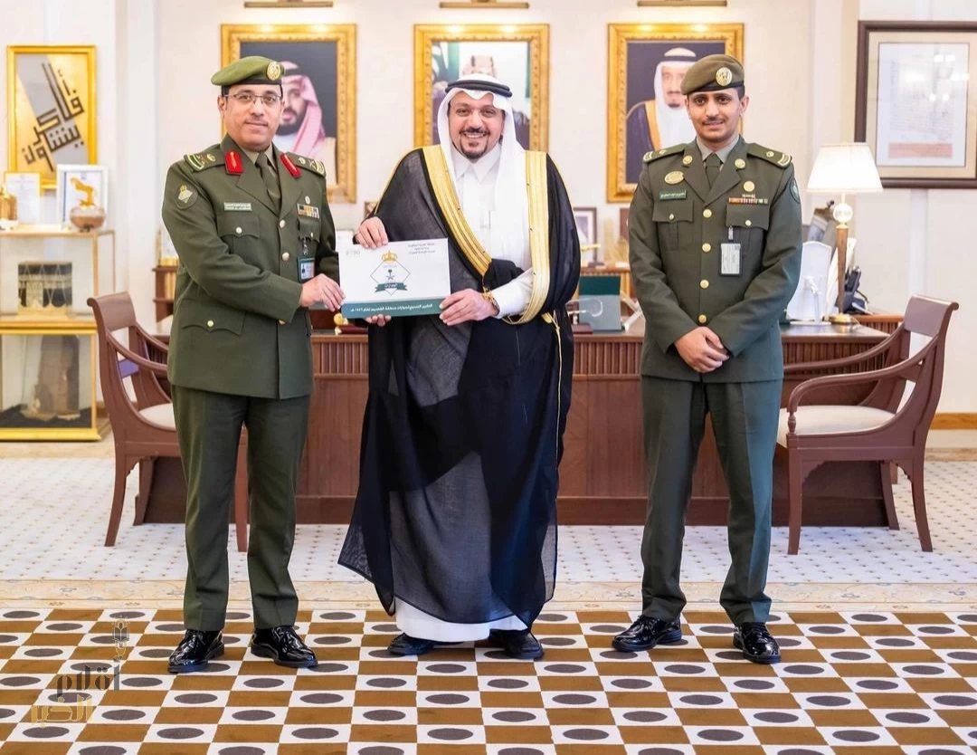 أمير القصيم يتسلّم التقرير السنوي لأعمال الجوازات بالمنطقة لعام 1446هـ