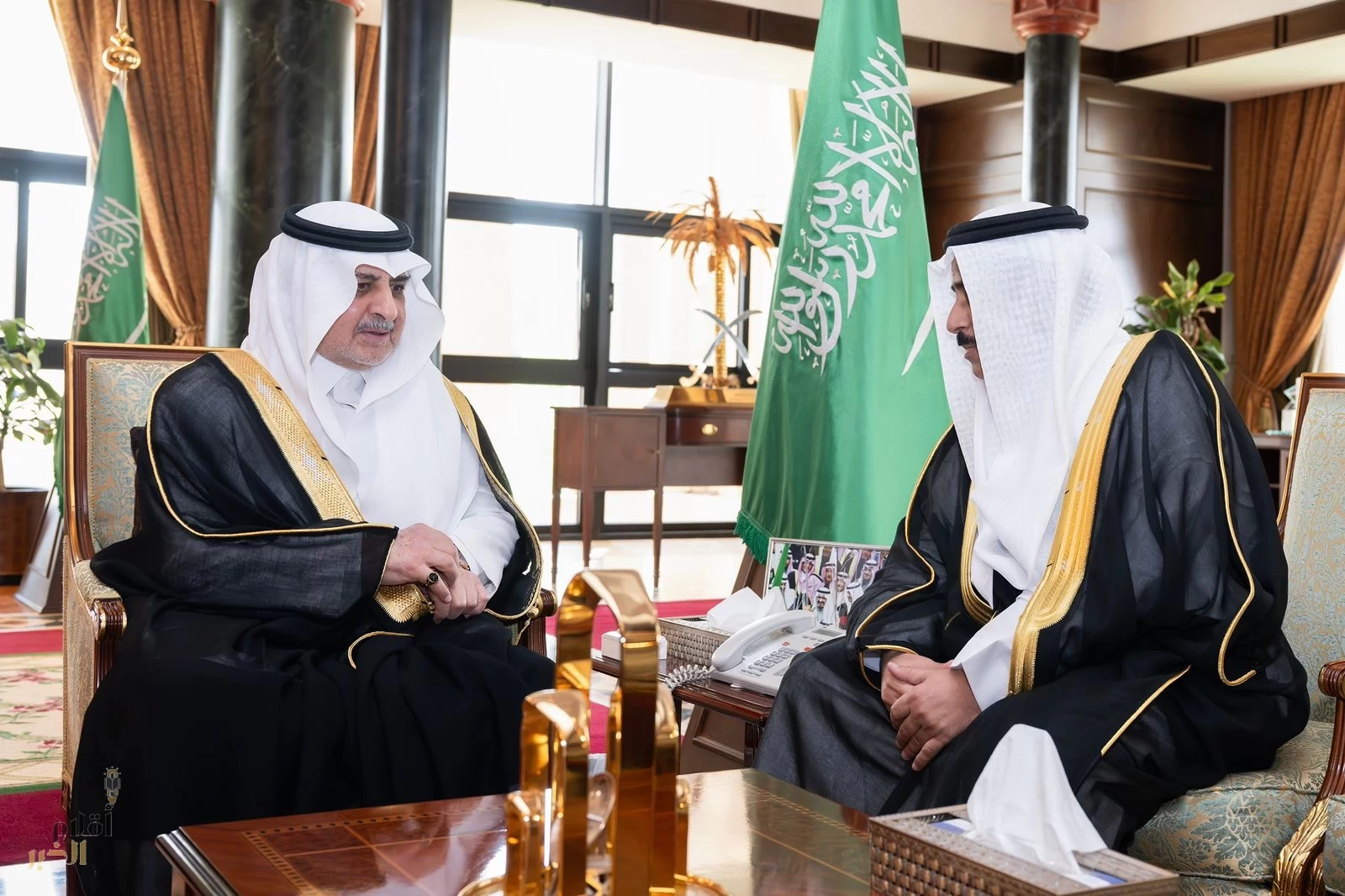 أمير تبوك يستقبل مدير مطار الأمير سلطان بن عبدالعزيز الدولي