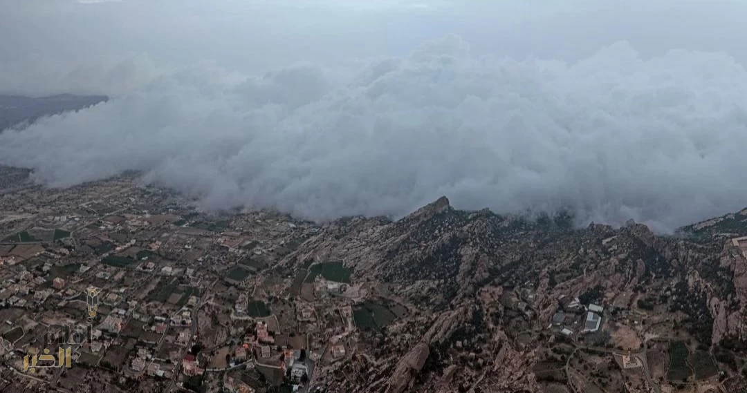قمم عسير تودع الصيف بالضباب والمطر