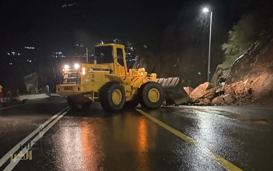 بلدية فيفاء تباشر فتح الطرق إثر أمطار غزيرة على المحافظة