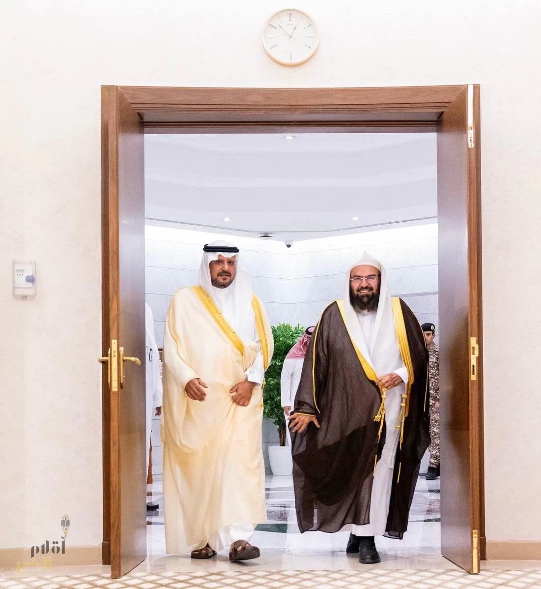 نائب أمير القصيم يستقبل رئيس الشؤون الدينيّة بالمسجد الحرام والمسجد النبوي.