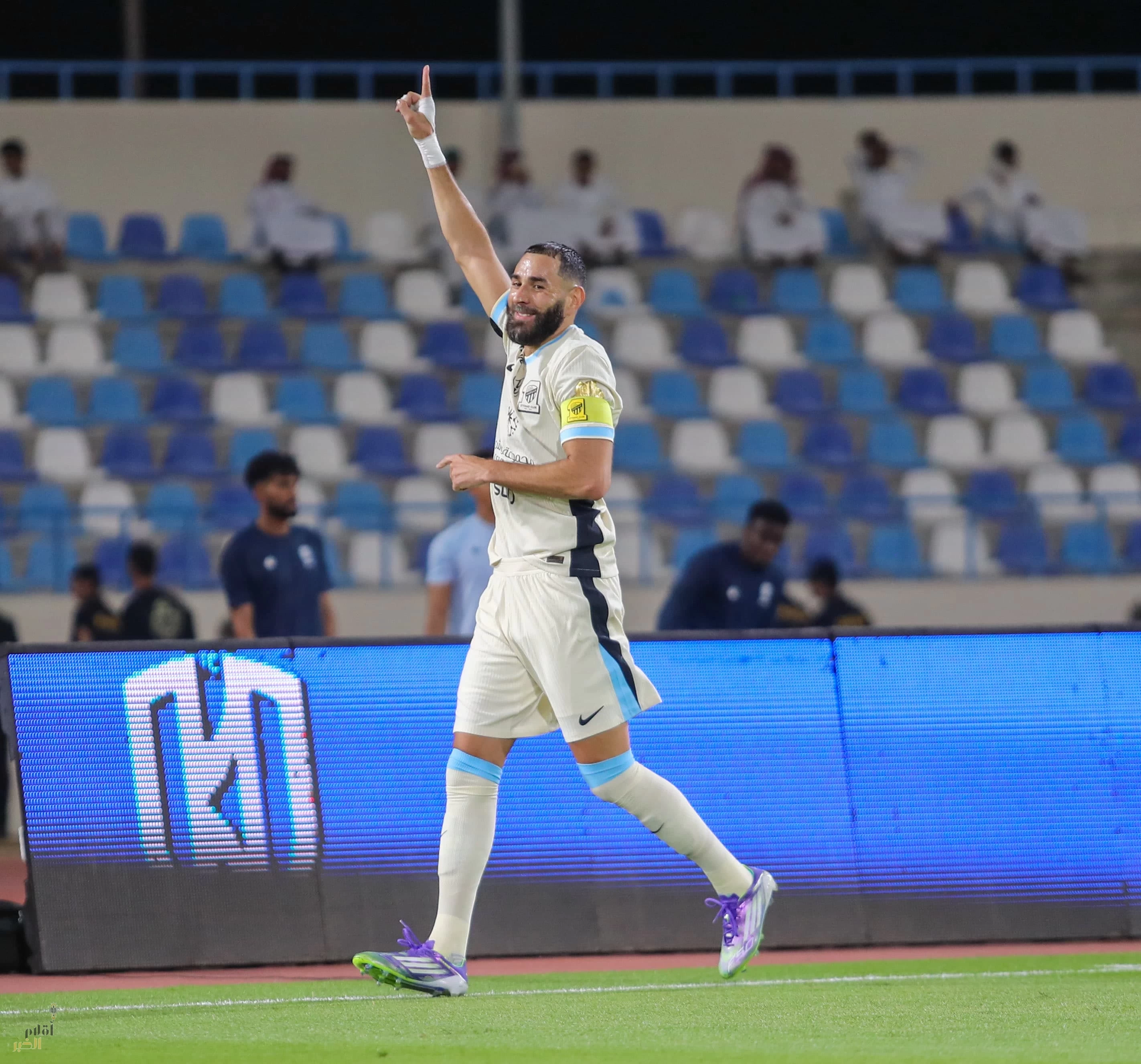 الاتحاد يبدأ حملة الدفاع عن اللقب باكتساح الأخدود 