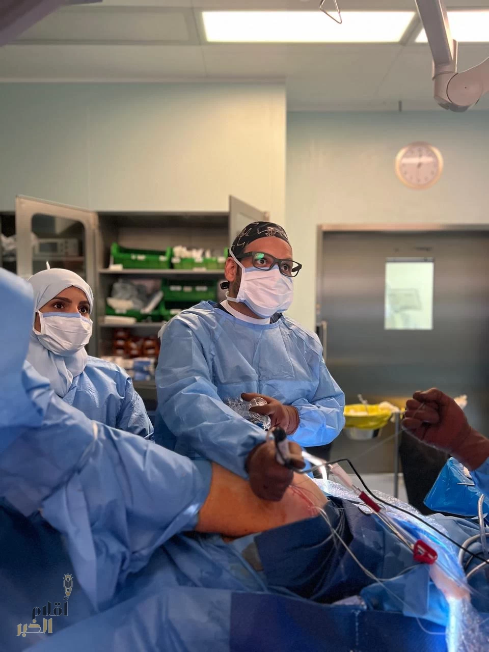 مجمع الملك عبدالله الطبي بجدة يُجري عملية نادرة لنقل وتر العضلة شبه المنحرفة السفلى بالمنظار بنجاح تام