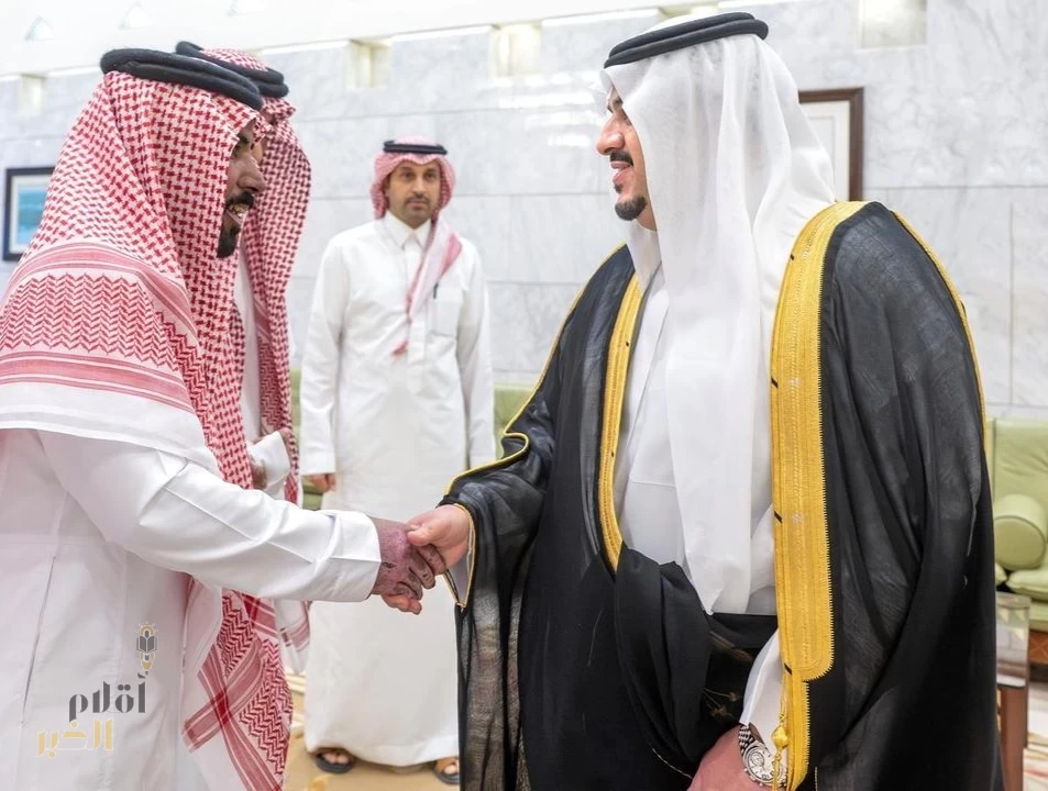 إنفاذًا لأمر خادم الحرمين الشريفين بناء على ما رفعه سمو ولي العهد.. نائب أمير منطقة الرياض يُسلم وسام الملك عبدالعزيز من الدرجة الأولى للمواطن ماهر الدلبحي