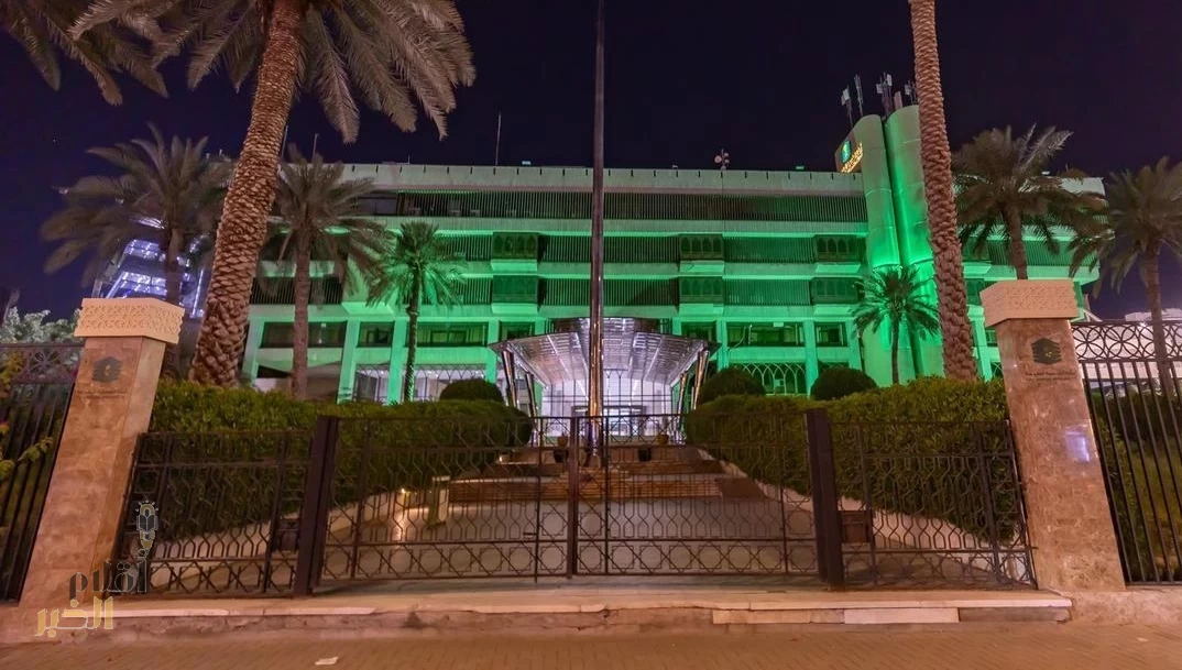 شوارع وميادين العاصمة المقدسة تتزين بالأعلام ضمن استعدادات الاحتفاء باليوم الوطني