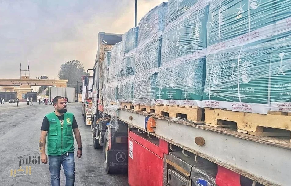 مساعدات إغاثية سعودية جديدة تعبر منفذ رفح متجهة إلى قطاع غزة مقدمة من مركز الملك سلمان للإغاثة